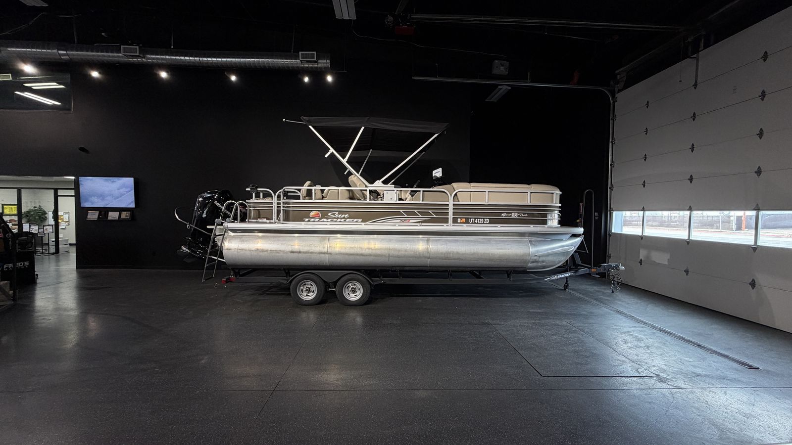 Used 2022 Sun Tracker SportFish 22 XP3 - 200hp w/ 82.6hrs & 9.9 EFI Kicker