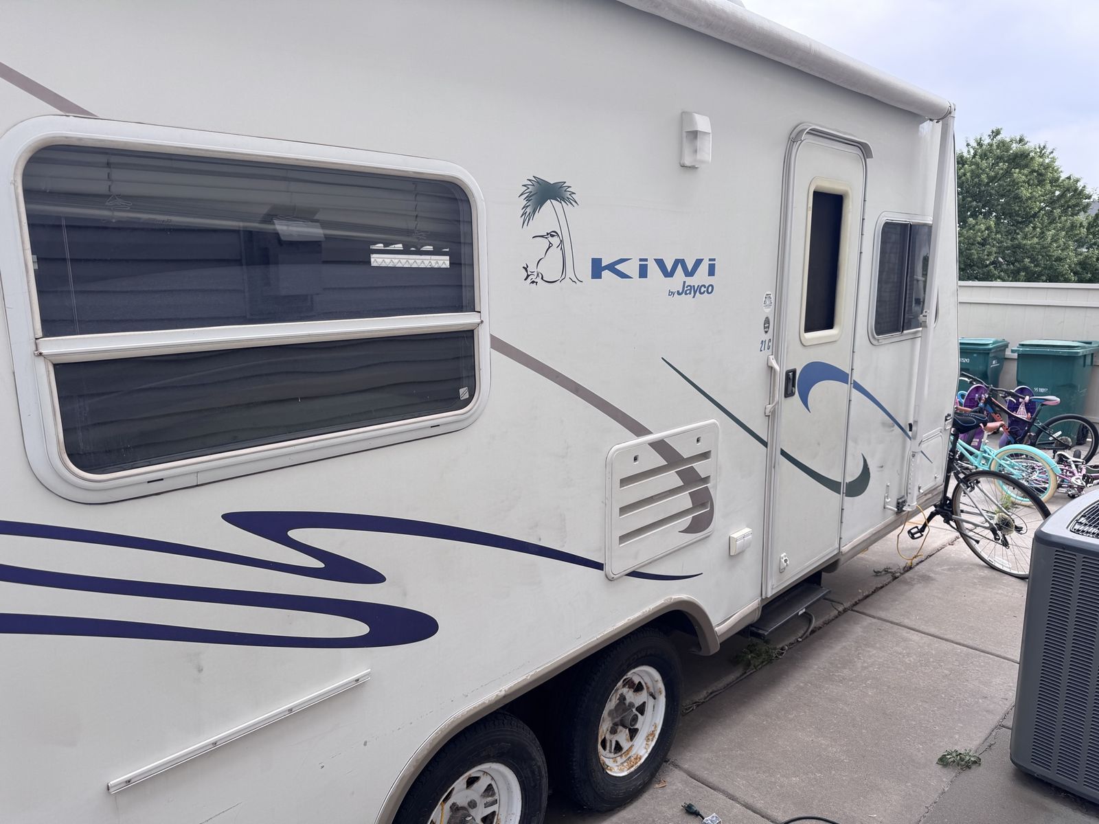 Jayco Kiwi Travel Trailer - Needs Repair (Roof Damage)