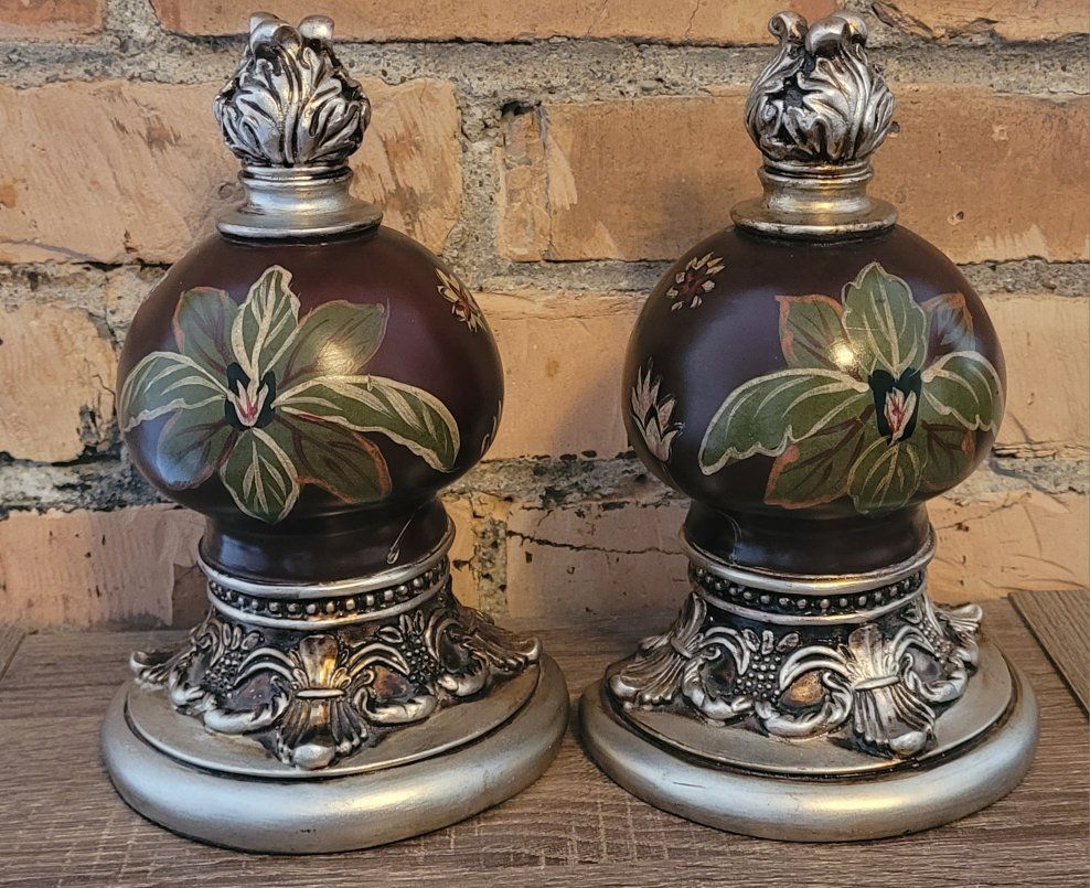 Urn-shaped bookends