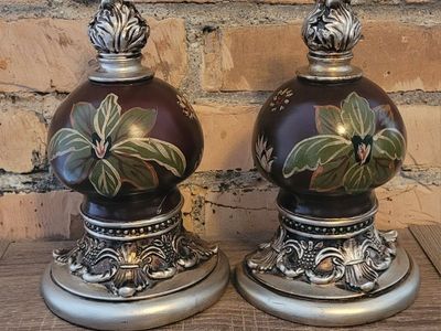 Urn-shaped bookends