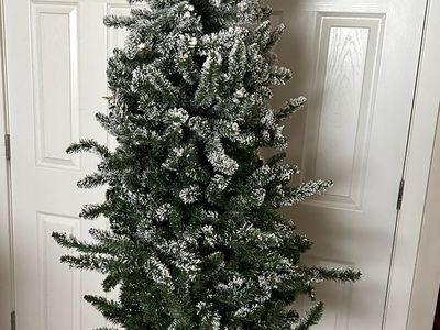 Tree, flocked Christmas