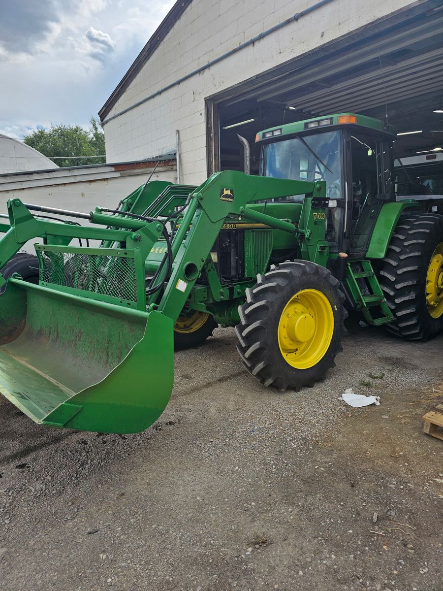 John Deere 7400