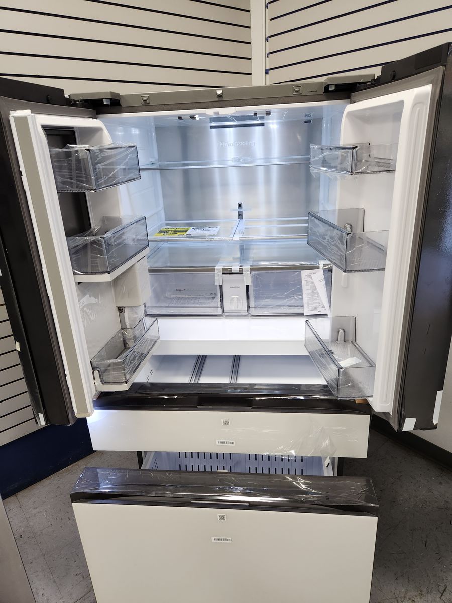 STUNNING BRAND NEW! SAMSUNG BESPOKE 29 CF 4-DOOR FRIDGE! W-TOUCHSCREEN