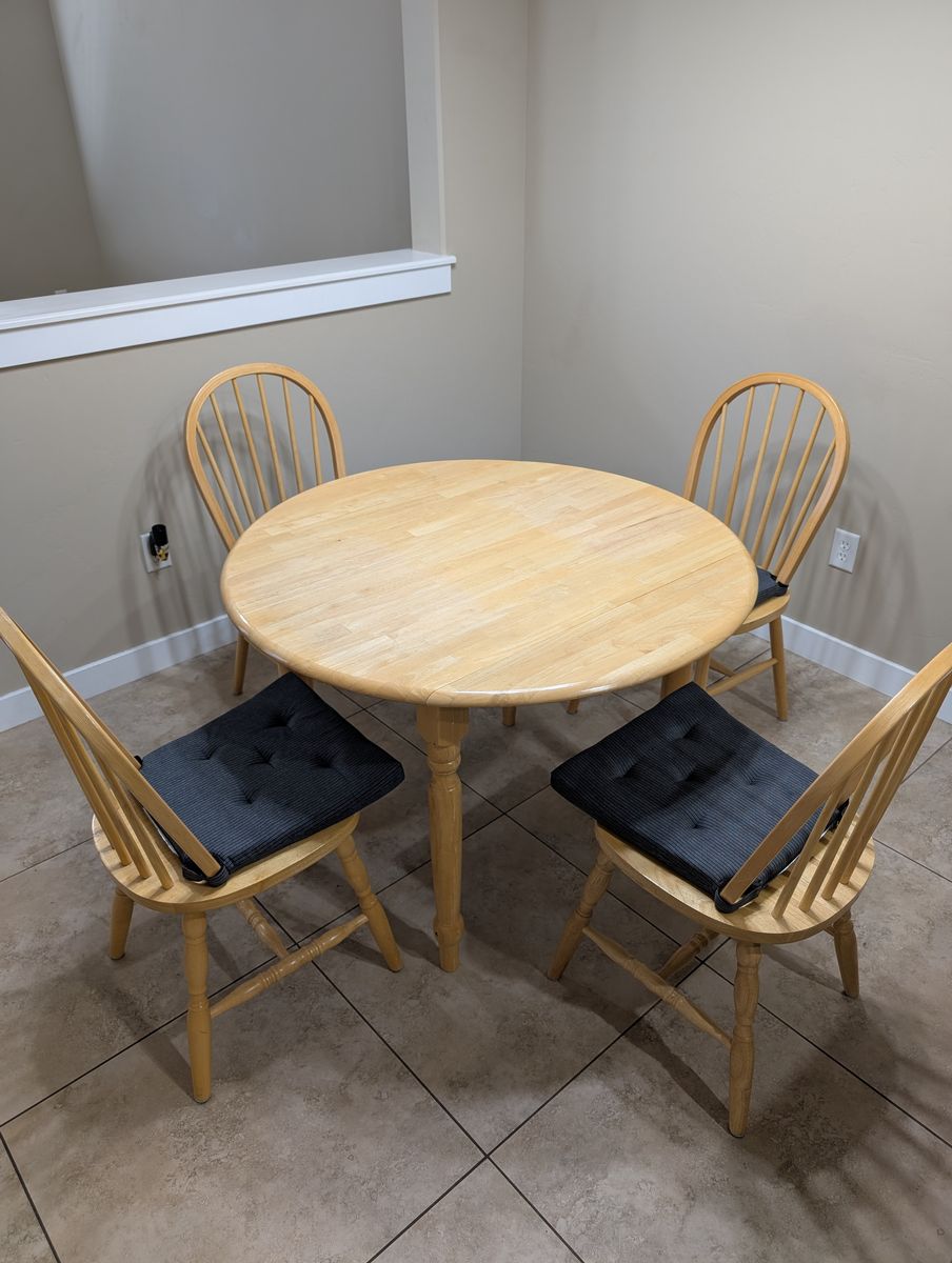 Round Table w/Chairs for Sale (42" Diameter)