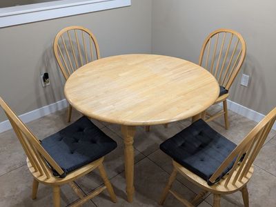 Round Table w/Chairs for Sale (42" Diameter)