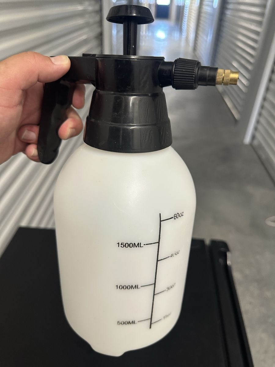 Plastic Handheld Pressure Sprayer 1500ML / 60oz with Adjustable Brass Nozzle, White