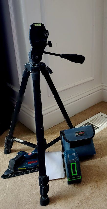 Bosch GLL 30 S Self-Leveling Cross-Line Laser Level Kit w/ Tripod & Pouch