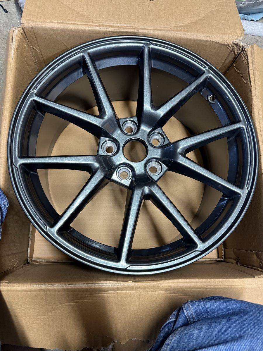 18 inch Tesla non OEM rim