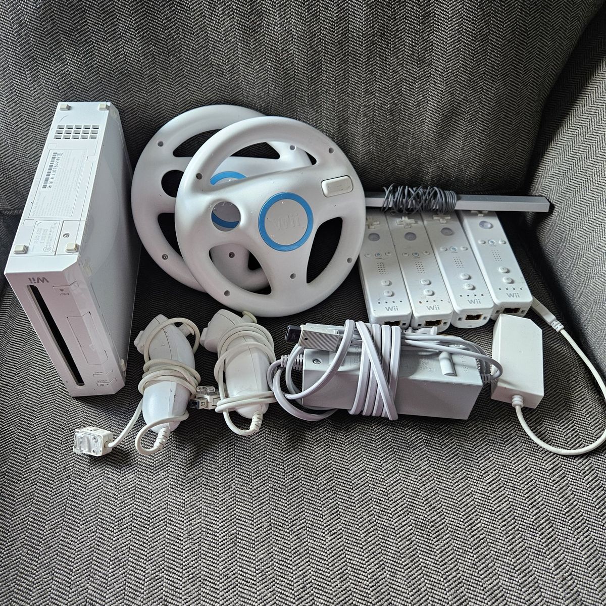 Nintendo Wii Console Bundle RVL-001 (White) w/ 4 Remotes, 2 Nunchuks, 2 Steering Wheels, Cords