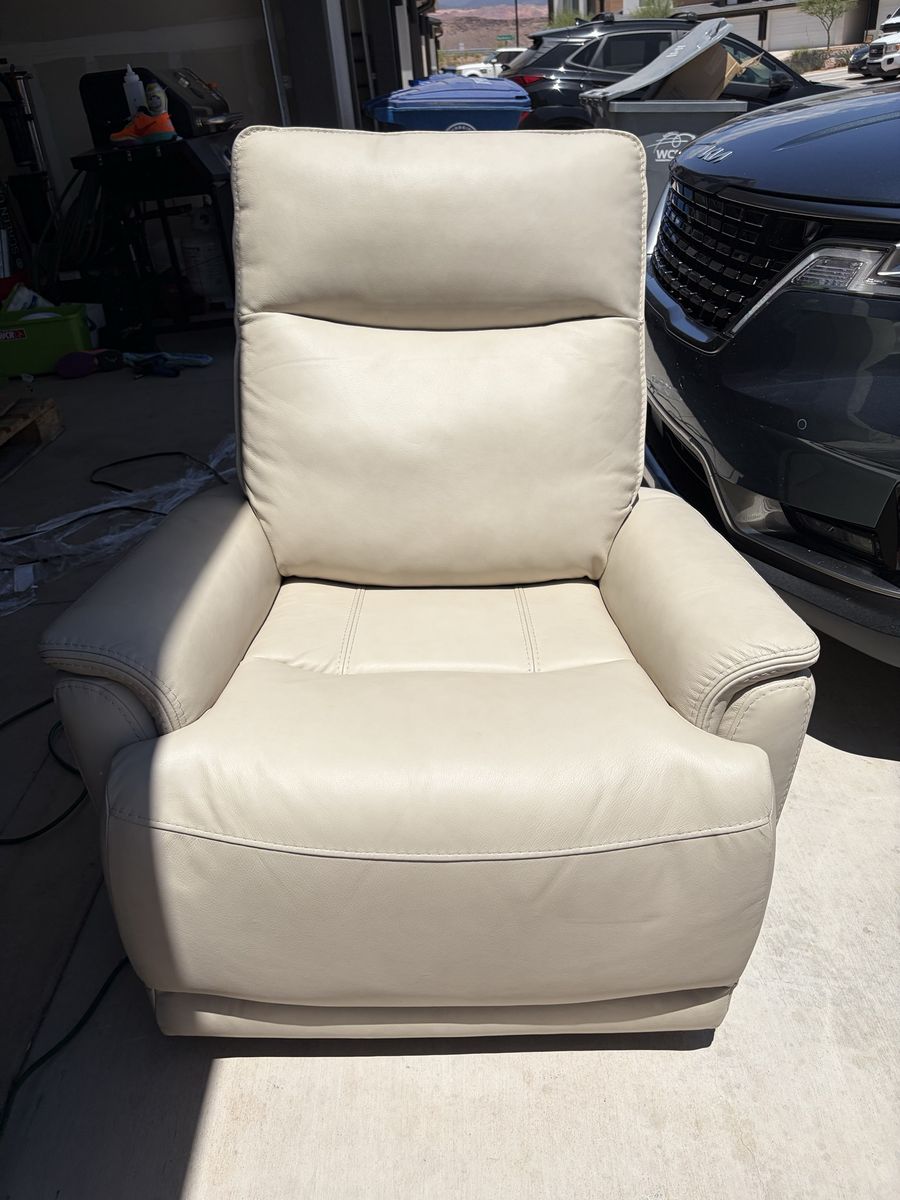 Like New Power Recliner