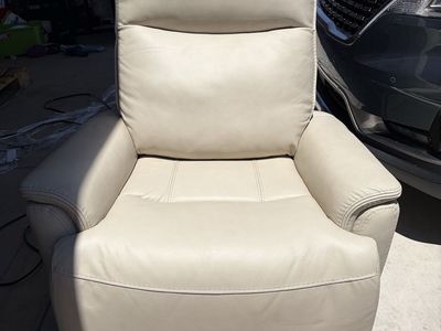 Like New Power Recliner