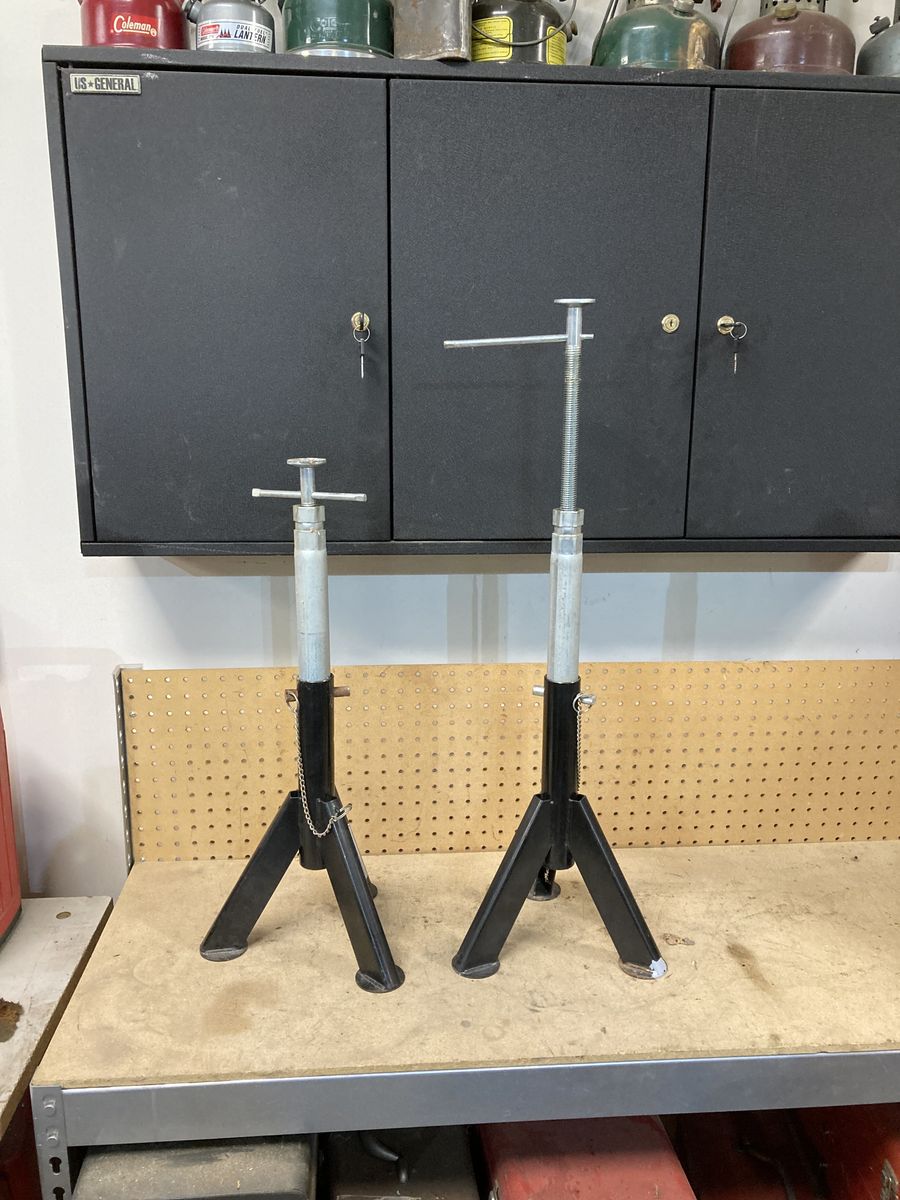 Trailer leveling jacks
