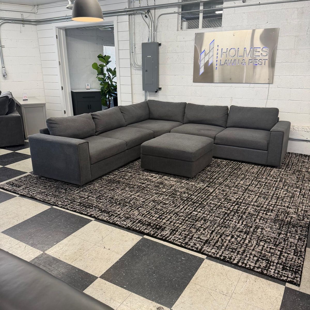 COSTCO THOMASVILLE BRYDEN FABRIC SECTIONAL W/ STORAGE SEATS & OTTOMAN!!