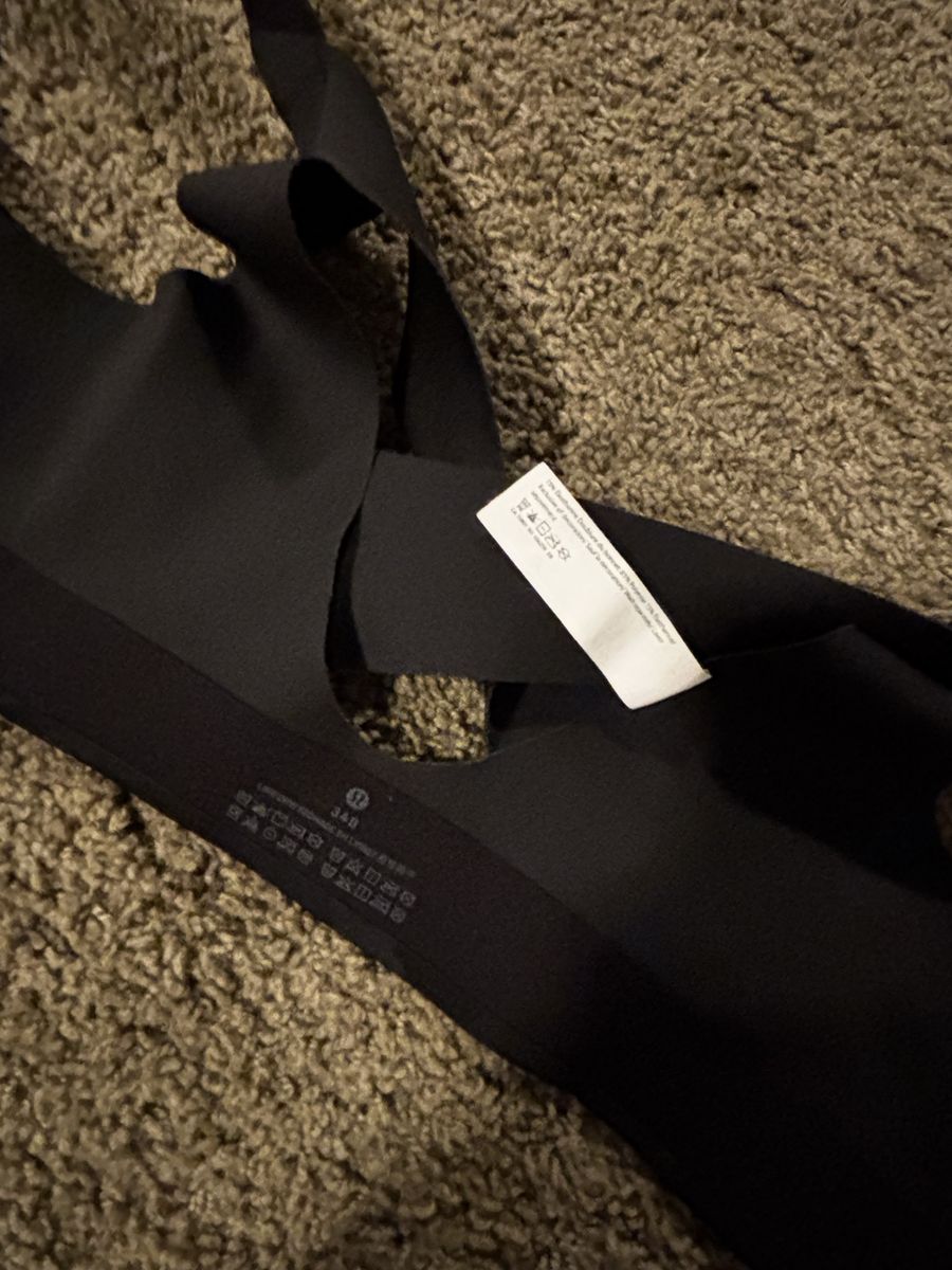 Lululemon Women's Black Camo Long Line Front Zip Sports Bra Size 34B