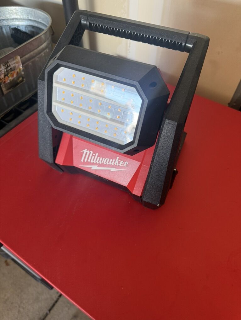 Milwaukee 4000 Lumens Light