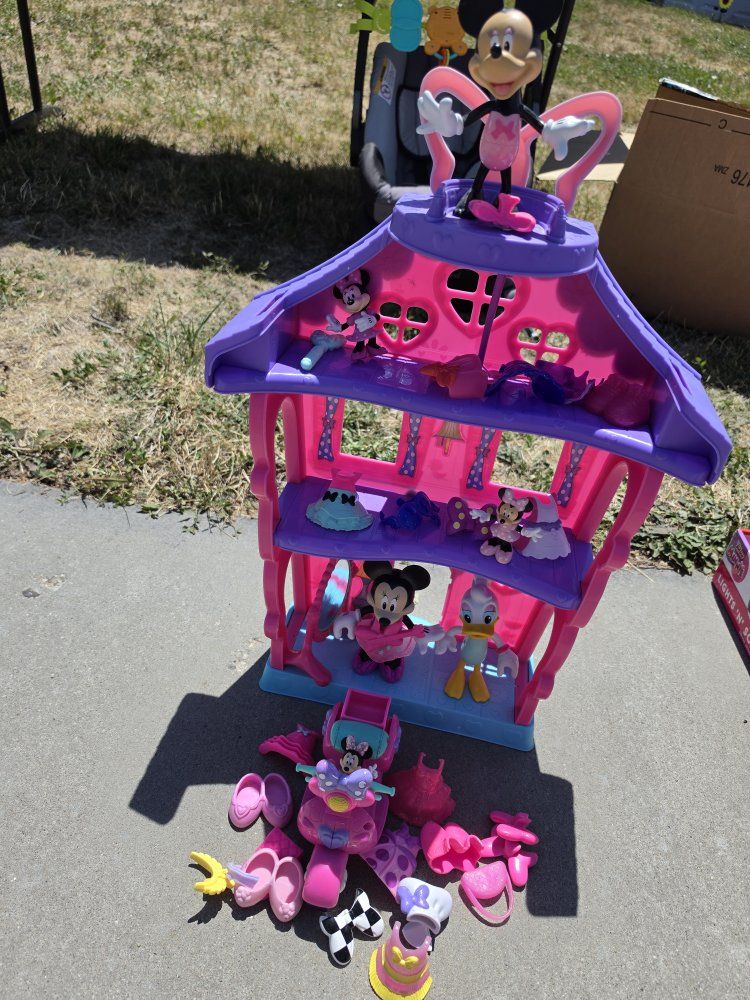 Disney Minnie Mouse Polka Dot Mansion Play Set with Figures & Accessories