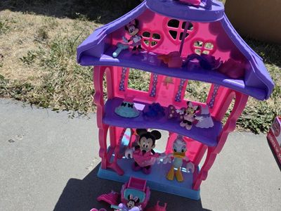 Disney Minnie Mouse Polka Dot Mansion Play Set with Figures & Accessories