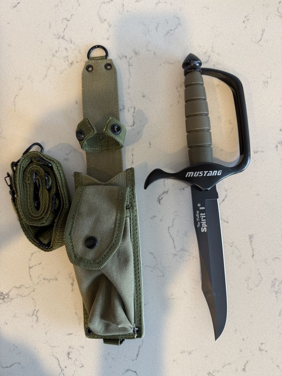 Mustang The Spirit I Black Blade Fixed Blade Knife with Green Sheath & Strap