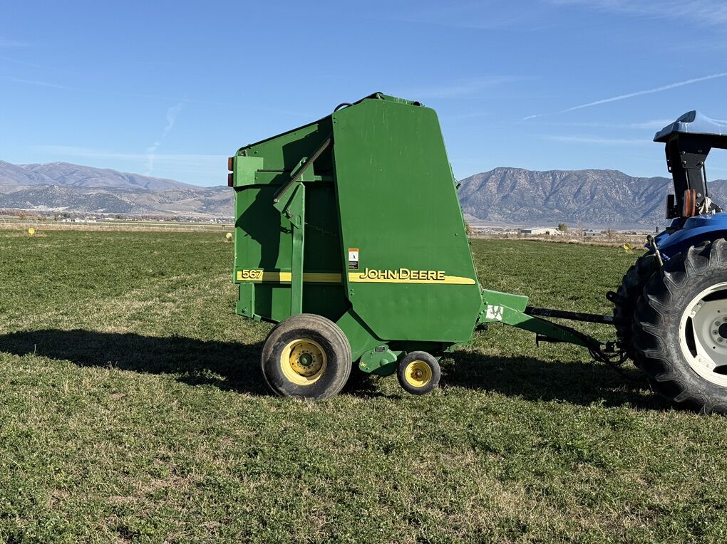 John Deere 567 Round Baler