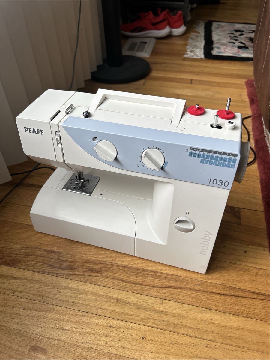 PFAFF Hobby 1030 Sewing Machine German Design, Tested But No Pedal Is Included