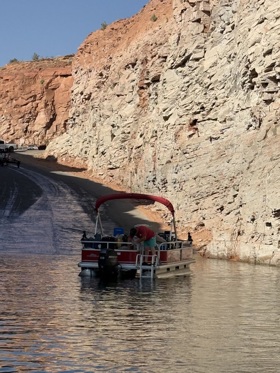 18 tracker bass pro pontoon boat