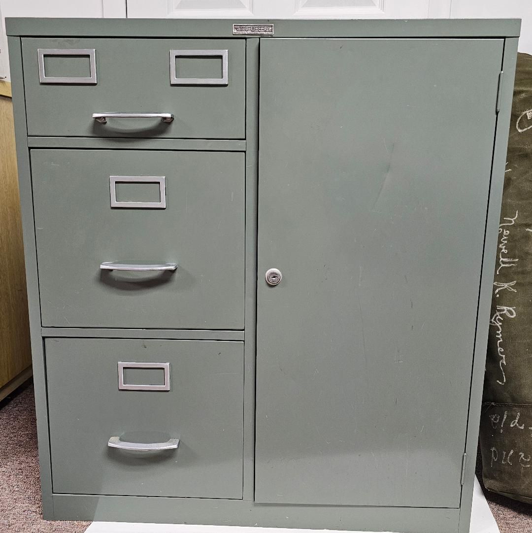 Metal File Cabinet - Vintage - in Taylorsville