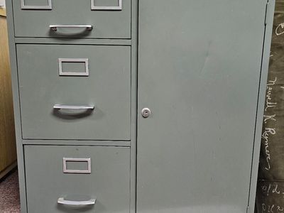 Metal File Cabinet - Vintage - in Taylorsville