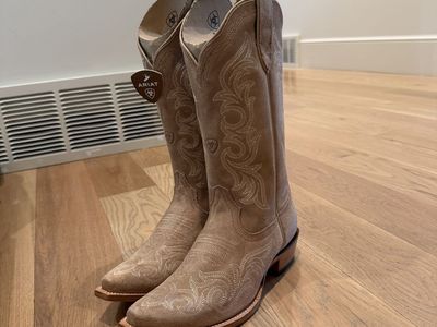 Brand New Ariat Women’s Cate Western Boots – Size 8.5 – Truly Taupe