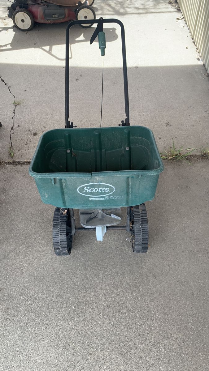 Scotts broadcast spreader