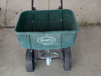 Scotts broadcast spreader