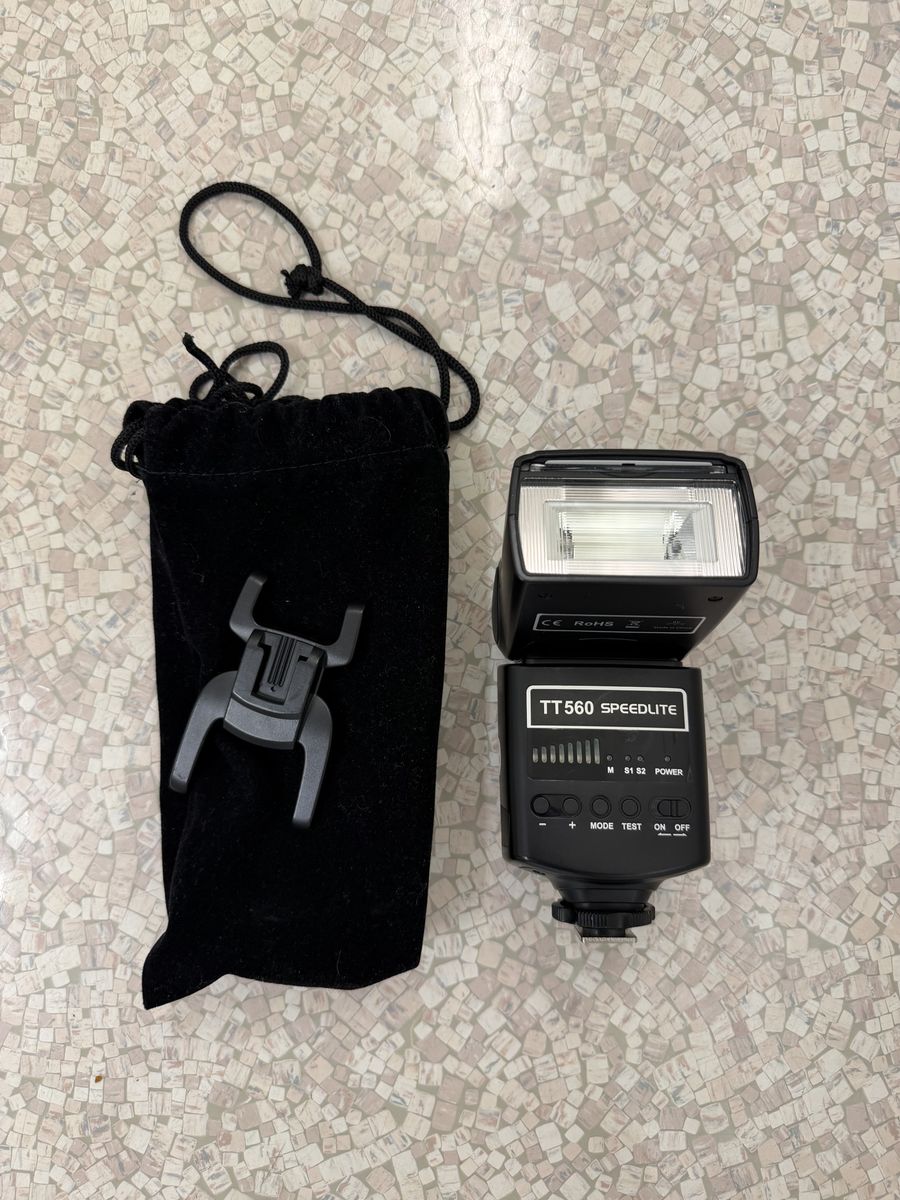 TT560 Speedlight And 2 Flash Mounts And Set Of Gel