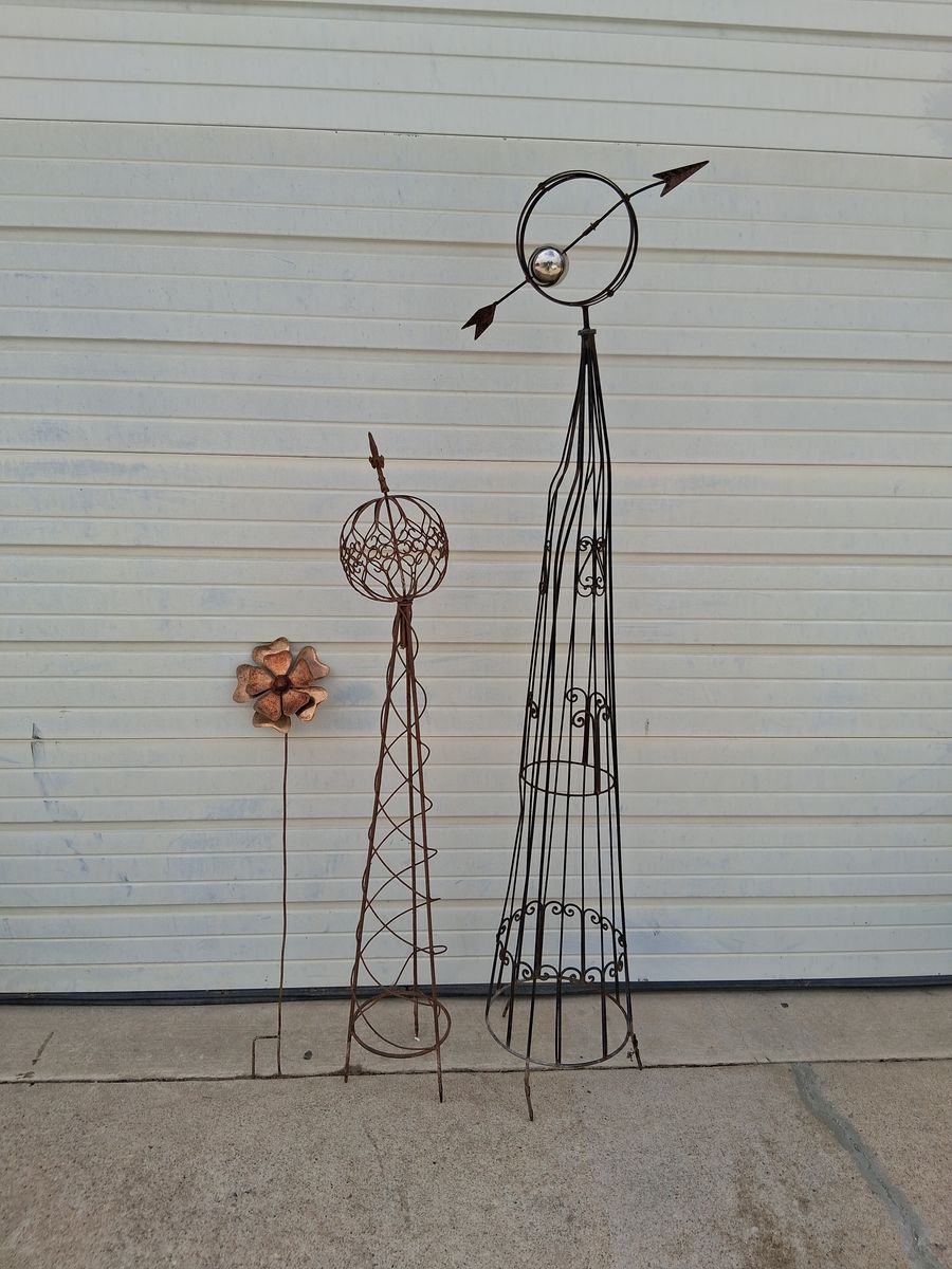lot of rusty yard / garden ornaments