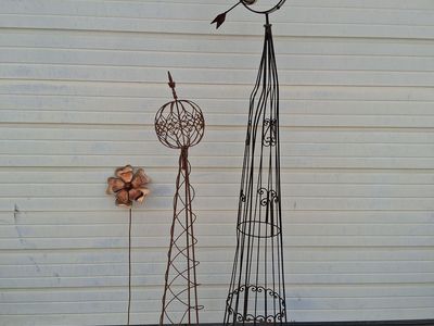 lot of rusty yard / garden ornaments
