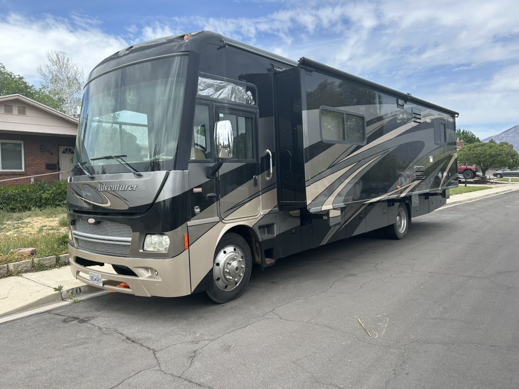 2012 Winnebago Adventurer