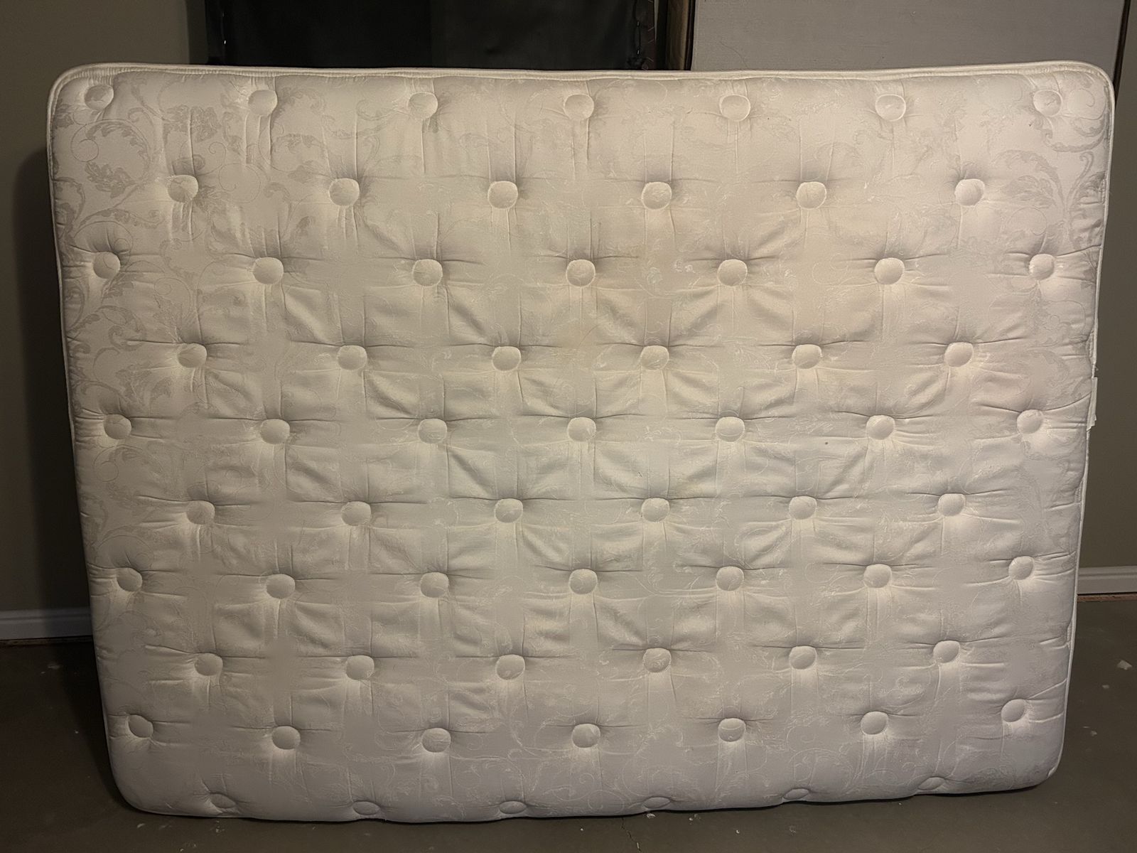 Queen Simmons Beautyrest Tufted Mattress