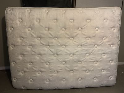 Queen Simmons Beautyrest Tufted Mattress
