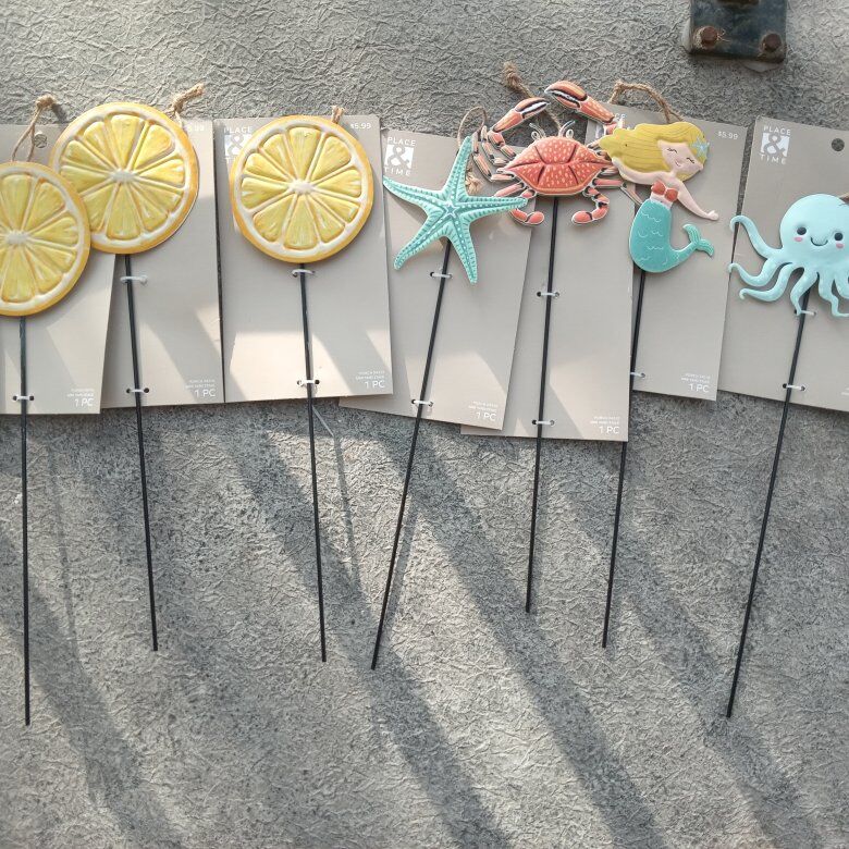 yard decor sticks brand new read below