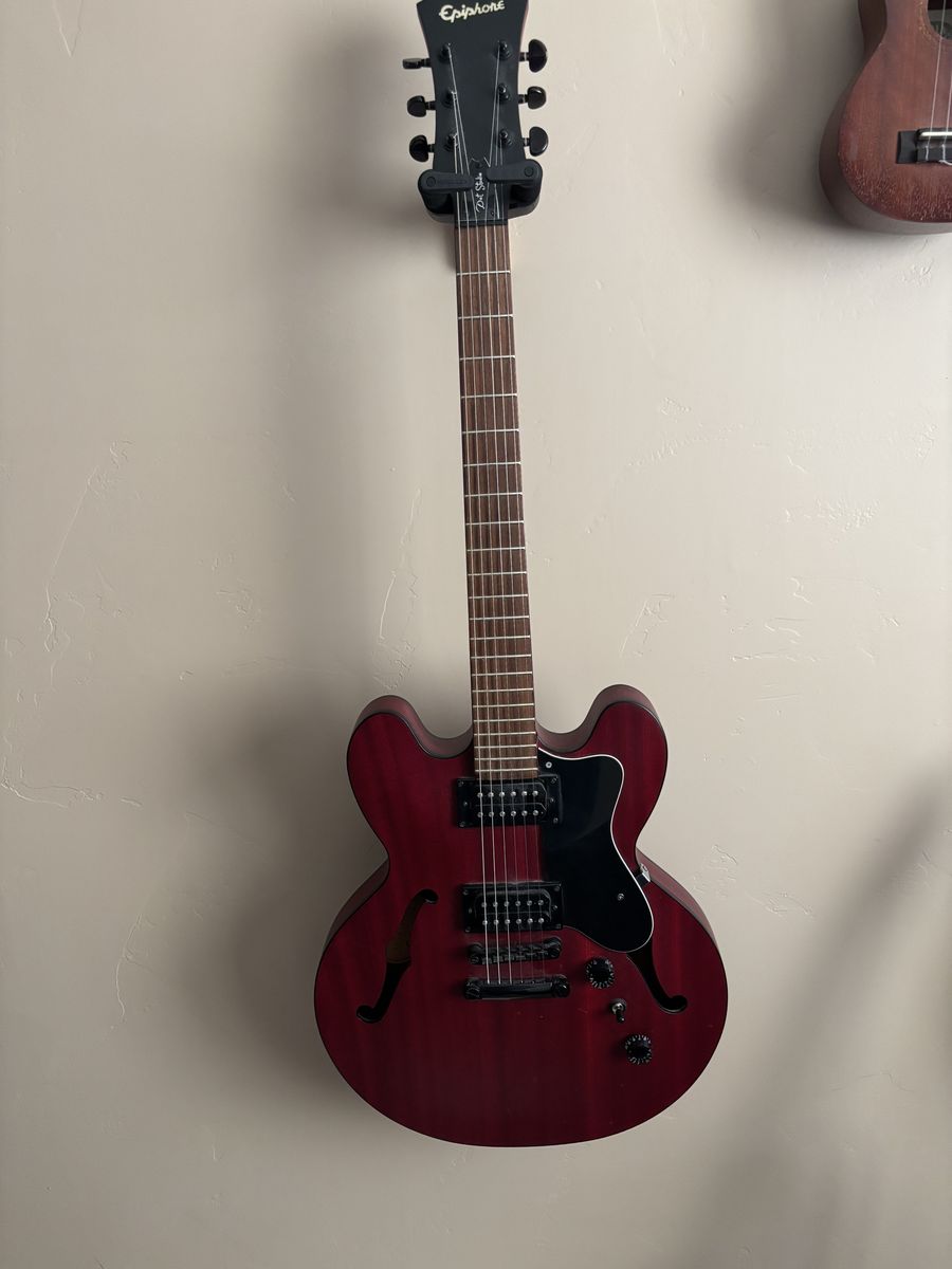 Epiphone Dot Semi Hollow. Excellent condition.