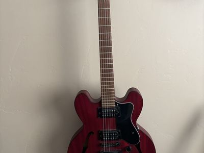 Epiphone Dot Semi Hollow. Excellent condition.