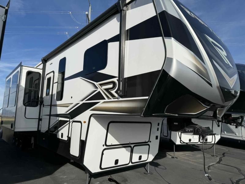 New 2024 Keystone Raptor 428