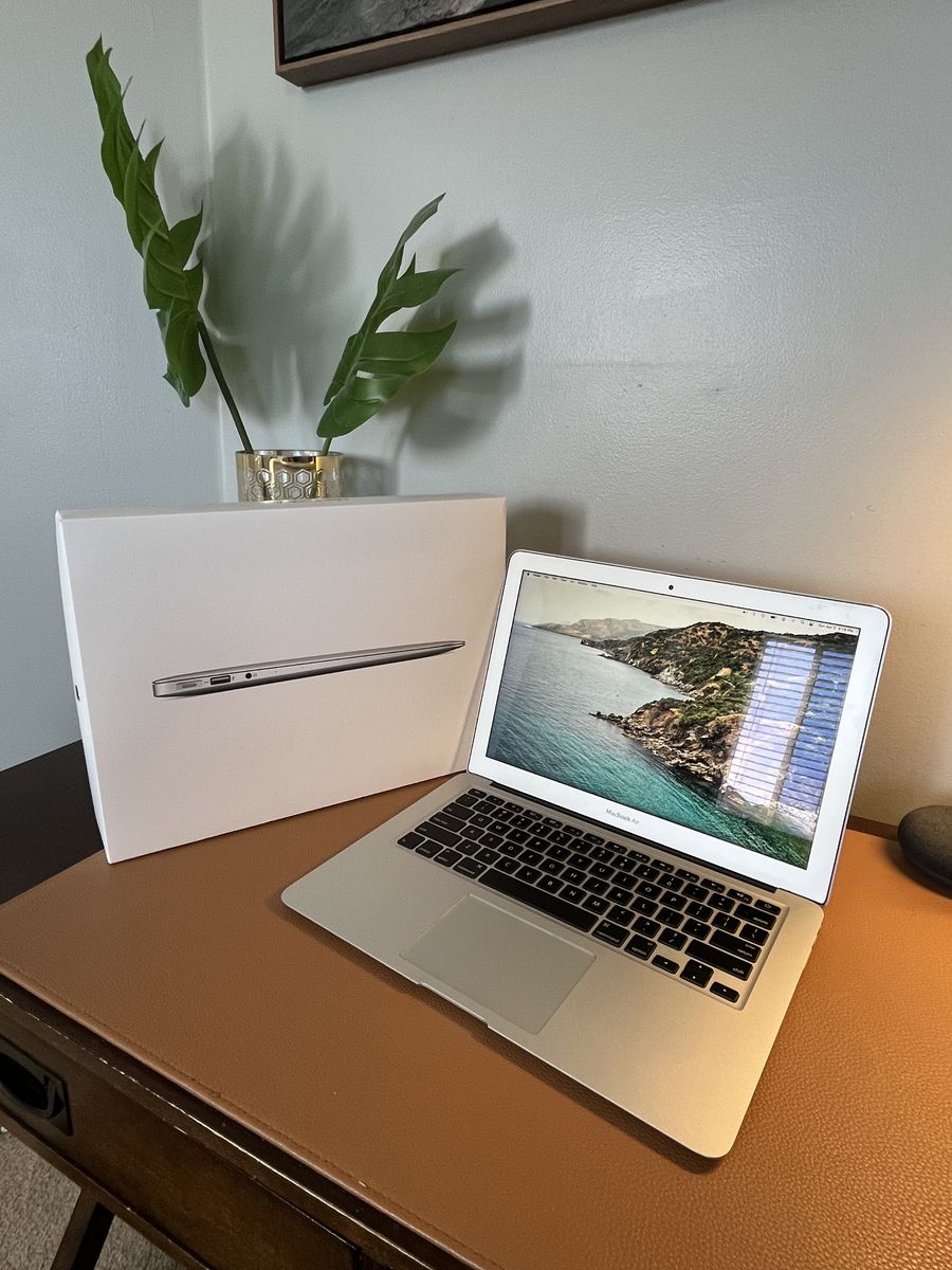 2017 MacBook Air 13” W/Box Charger