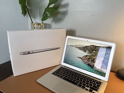 2017 MacBook Air 13” W/Box Charger