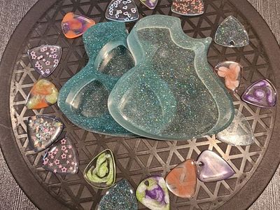 Handmade Resin Guitar Pick Holder Tray with Assorted Decorative Picks