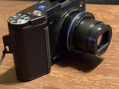 Samsung NV11 Schneider-Kreuznach 10.1MP Digital Camera - Black