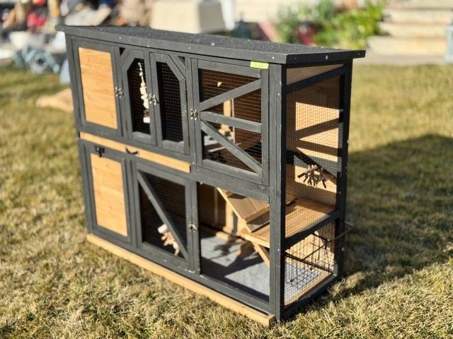 🥕 Spacious Two-Story wooden hutch