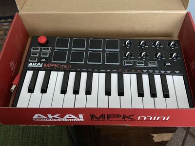 AKAI Professional MPK mini MIDI Controller