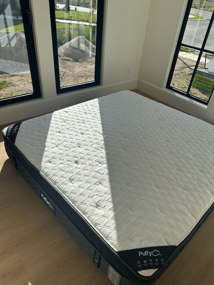 Ultra Plush King Mattress, Puffy Roy Hybrid — Perfect Condition