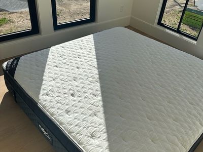 Ultra Plush King Mattress, Puffy Roy Hybrid — Perfect Condition