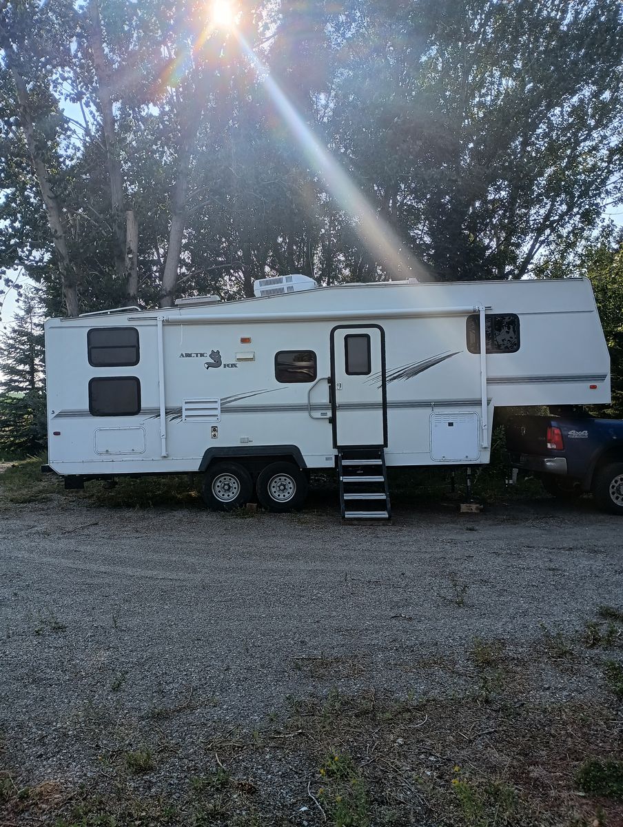 2001 Arctic Fox 28 ft fifth wheel 
