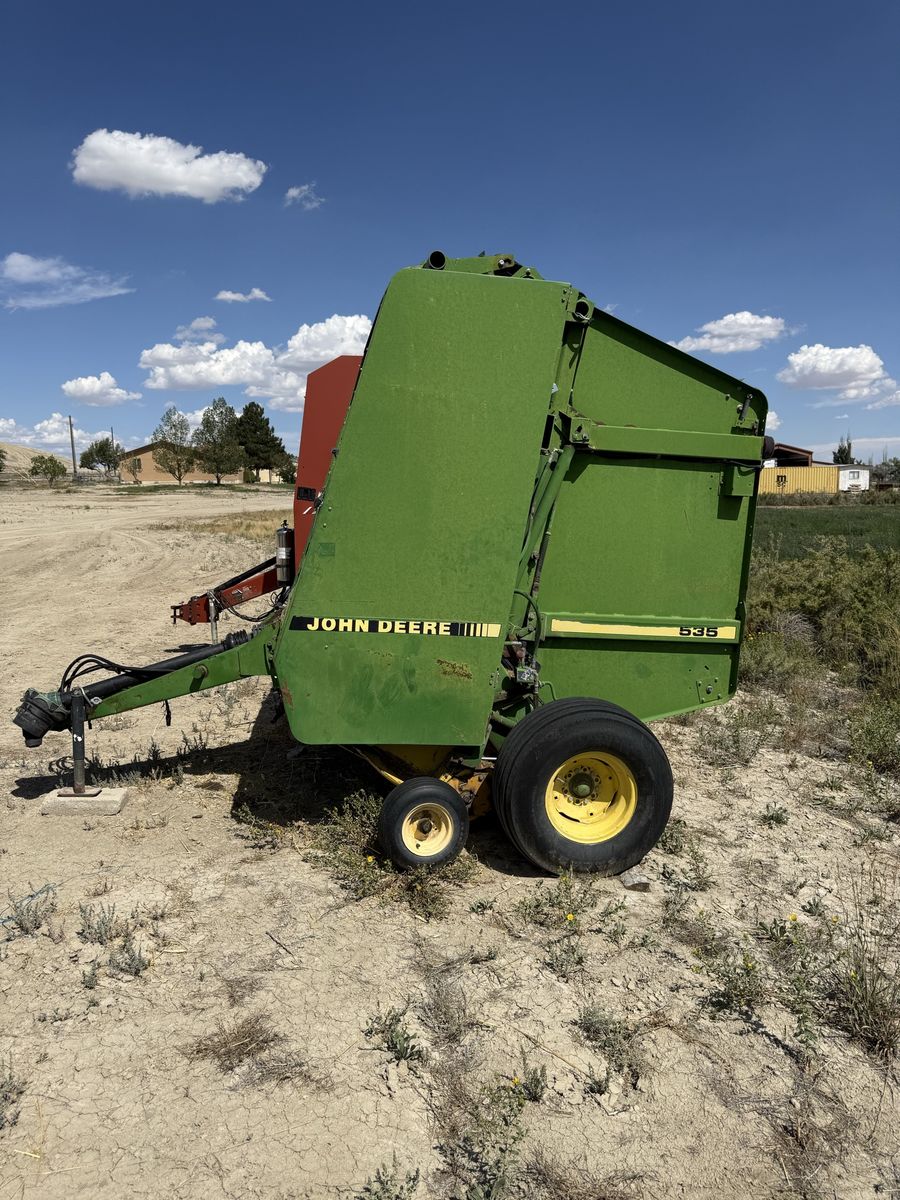John Deere 535 round baler